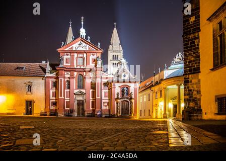 St. George Basilika in Prag Castle bei Nacht, Praha, Tschechische Republik. Stockfoto