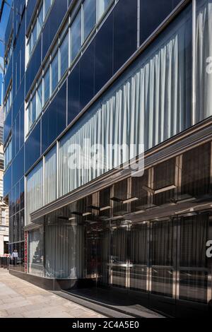 Schräge Ansicht der Haupthöhe auf der Fleet Street. Daily Express Building, London, Großbritannien. Architekt: Ellis und Clarke mit Owen Williams, 1932. Stockfoto