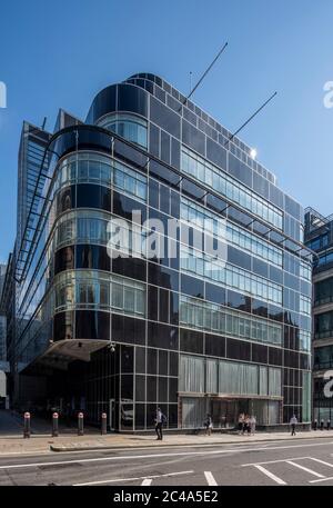 Schräge Ansicht der Haupthöhe auf der Fleet Street. Daily Express Building, London, Großbritannien. Architekt: Ellis und Clarke mit Owen Williams, 1932. Stockfoto