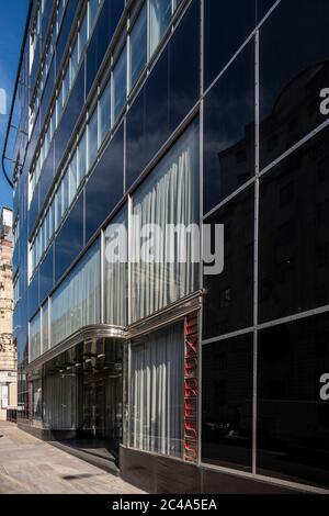 Schräge Ansicht der Haupthöhe auf der Fleet Street. Daily Express Building, London, Großbritannien. Architekt: Ellis und Clarke mit Owen Williams, 1932. Stockfoto