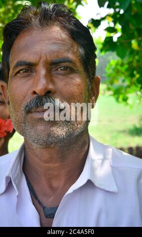 MADHYA PRADESH, INDIEN - 01. NOVEMBER 2019: Portrait des indischen Mannes in traditioneller Tracht in Tikamgarh, Madhya pradesh, Indien. Stockfoto
