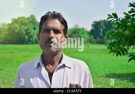 MADHYA PRADESH, INDIEN - 01. NOVEMBER 2019: Portrait des indischen Mannes in traditioneller Tracht in Tikamgarh, Madhya pradesh, Indien. Stockfoto