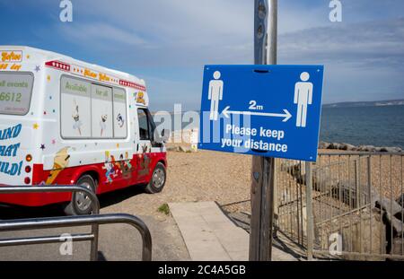 Zwei Meter halten Abstand Sozial distanzierenden Zeichen am highcliffe Strand, bournemouth. Stockfoto