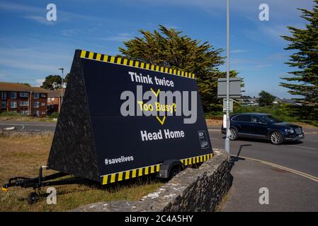 Denken Sie zweimal, zu beschäftigt Kopf nach Hause Schild am Parkplatz von highcliffe Strand in der Nähe von Bournemouth England. In einem Versuch, Menschen zu stoppen, die den Strand drängen. Stockfoto