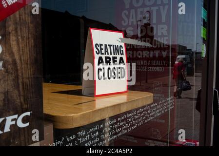 Sitzbereich geschlossenes Schild im KFC-Fenster, was bedeutet, dass Kunden nur während der Coronavirus-Pandemie mitnehmen müssen. Stockfoto