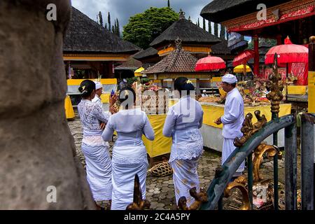 Bratan See, Bali - 25. November 2017: Eine Gruppe von Balinesen bereitet sich auf eine spirituelle Ceromonie am Pura Ulun Danu Bratan vor. Die Mehrheit von Balin Stockfoto