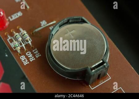 Lithium-Batterie-Münze auf elektronischer Schaltung Stockfoto