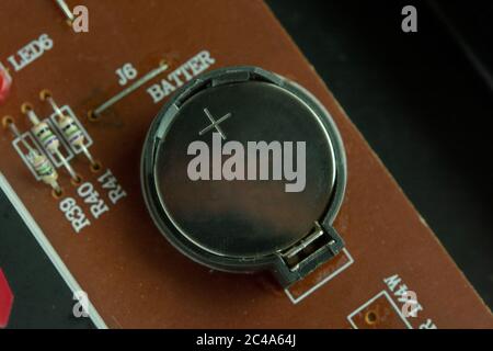 Lithium-Batterie-Münze auf elektronischer Schaltung Stockfoto