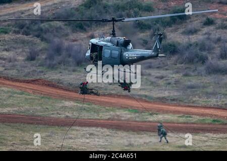 Askos, Griechenland - 14. Feb 2020: UH-1H Huey Helicopter nimmt an einer internationalen Militärübung mit echtem Feuer (Golden Fleece -20) zwischen griechisch, Stockfoto