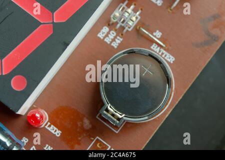 Lithium-Batterie-Münze auf elektronischer Schaltung Stockfoto