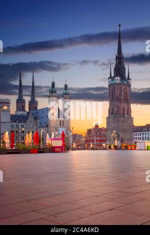 Halle, Deutschland. Stadtbild der historischen Innenstadt von Halle (Saale) mit dem Roten Turm und dem Marktplatz bei dramatischem Sonnenuntergang. Stockfoto