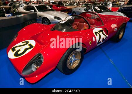 Dreiviertel Vorderansicht eines Red, 1967 Specification 330 P4 Evocation, im Coys Auction Area, der London Classic Car Show 2019 Stockfoto