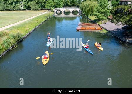 Cambridge, Großbritannien. Juni 2020. Die Menschen genießen die Hitzewelle auf dem Fluss Cam, wenn die Temperaturen über 30 Grad Celsius steigen. Der Fluss ist sehr ruhig wegen der Schließung der meisten Unternehmen, die während der Coronavirus-Sperre. Es gibt auch Warnungen vor hohen UV-violetten Strahlen in der weniger verschmutzten Sommerwetter. Kredit: Julian Eales/Alamy Live Nachrichten Stockfoto