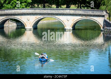 Cambridge, Großbritannien. Juni 2020. Ein Mann genießt die Hitzewelle in einem Kajak auf dem Fluss Cam, wenn die Temperaturen über 30 Grad Celsius steigen. Der Fluss ist sehr ruhig wegen der Schließung der meisten Unternehmen, die während der Coronavirus-Sperre. Es gibt auch Warnungen vor hohen UV-violetten Strahlen in der weniger verschmutzten Sommerwetter. Kredit: Julian Eales/Alamy Live Nachrichten Stockfoto