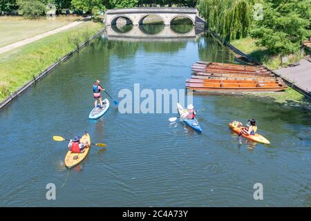 Cambridge, Großbritannien. Juni 2020. Die Menschen genießen die Hitzewelle auf dem Fluss Cam, wenn die Temperaturen über 30 Grad Celsius steigen. Der Fluss ist sehr ruhig wegen der Schließung der meisten Unternehmen, die während der Coronavirus-Sperre. Es gibt auch Warnungen vor hohen UV-violetten Strahlen in der weniger verschmutzten Sommerwetter. Kredit: Julian Eales/Alamy Live Nachrichten Stockfoto