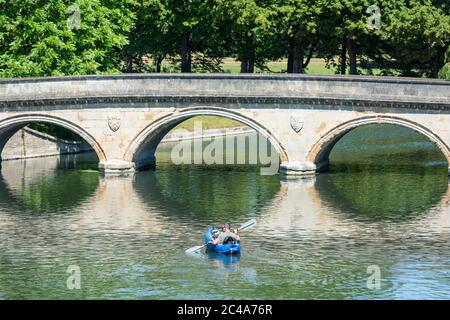 Cambridge, Großbritannien. Juni 2020. Ein Mann genießt die Hitzewelle in einem Kajak auf dem Fluss Cam, wenn die Temperaturen über 30 Grad Celsius steigen. Der Fluss ist sehr ruhig wegen der Schließung der meisten Unternehmen, die während der Coronavirus-Sperre. Es gibt auch Warnungen vor hohen UV-violetten Strahlen in der weniger verschmutzten Sommerwetter. Kredit: Julian Eales/Alamy Live Nachrichten Stockfoto