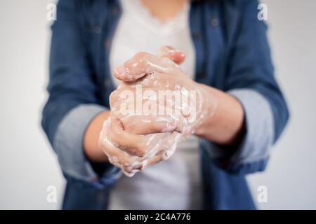 Nahaufnahme der Hände einer Frau, die ihre Hände mit Seife wusch. Stockfoto