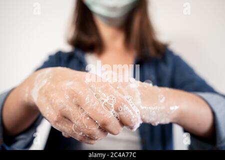 Nahaufnahme der Hände einer Frau, die ihre Hände mit Seife wusch. Stockfoto