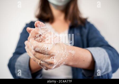 Nahaufnahme der Hände einer Frau, die ihre Hände mit Seife wusch. Stockfoto