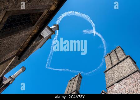 Cambridge, Großbritannien. Juni 2020. Luftschild oder Skywriting - ein Flugzeug zieht ein Herz in einem weißen Rauchweg über den historischen Gebäuden der Cambridge University in den blauen Himmel. Ich Liebe Cambridge! Kredit: Julian Eales/Alamy Live Nachrichten Stockfoto