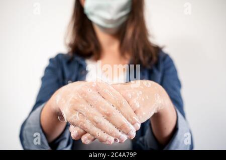 Nahaufnahme der Hände einer Frau, die ihre Hände mit Seife wusch. Stockfoto