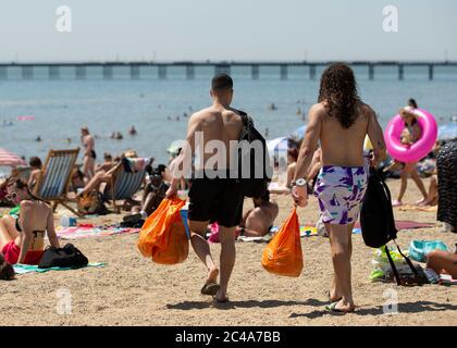 Southend on Sea, England - 25. Juni. Ein allgemeiner Blick auf den Strand, wenn sich in Southend on Sea, Essex, eine große Menschenmenge versammelt, um das herrliche Wetter im Vereinigten Königreich zu genießen. (Kredit: Jacques Feeney) Gutschrift: MI Nachrichten & Sport /Alamy Live Nachrichten Stockfoto
