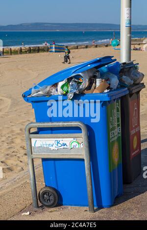 Müll, der am heißesten Tag des Jahres während der Hitzewelle am Bournemouth Beach, Dorset UK im Juni zurückgelassen wurde - Müll Stockfoto
