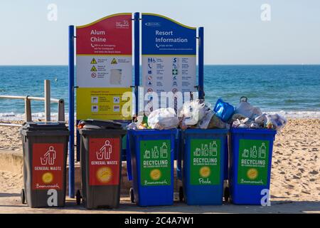 Müll, der am heißesten Tag des Jahres während der Hitzewelle am Bournemouth Beach, Dorset UK im Juni zurückgelassen wurde - Müll Stockfoto