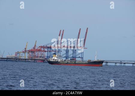 Seitenansicht des Öltankers im Meer Stockfoto