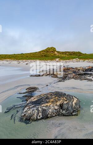 Ein Sandstrand auf der Hebriden Insel North Uist, an einem späten Sommertag Stockfoto