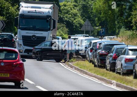 Autos parkten auf der A36, um Warleigh Weir am Fluss Avon in der Nähe von Bath in Somerset zu erreichen, während die Temperaturen über Großbritannien steigen. Stockfoto