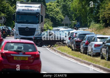 Autos parkten auf der A36, um Warleigh Weir am Fluss Avon in der Nähe von Bath in Somerset zu erreichen, während die Temperaturen über Großbritannien steigen. Stockfoto
