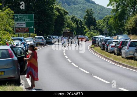 Autos parkten auf der A36, um Warleigh Weir am Fluss Avon in der Nähe von Bath in Somerset zu erreichen, während die Temperaturen über Großbritannien steigen. Stockfoto