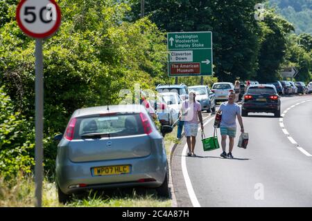 Autos parkten auf der A36, um Warleigh Weir am Fluss Avon in der Nähe von Bath in Somerset zu erreichen, während die Temperaturen über Großbritannien steigen. Stockfoto
