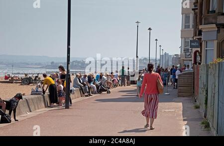 Portobello, Edinburgh, Schottland, Großbritannien. 25. Juni 2020. 2. Tag sehr heißer Witterung, obwohl es kühler war, mit einer kühlen Brise zu beginnen, als es begann, Dampf aufzuheizen, begann aus dem nassen Sand zu steigen und verursachte einen Dunst, die Temperatur erreichte 20 Grad zur Mittagszeit, mehr Leute früher als gestern, Hoffnungsvollusend Sonnenschirm, um sie vor den höheren UV-Strahlen zu schützen, die Wettervorhersagen ungefähr warnen. Stockfoto