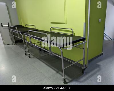 gurney oder Rollbahre am Krankenhausflur Stockfoto