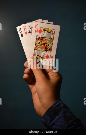 TIKAMGARH, MADHYA PRADESH, INDIEN - 15. DEZEMBER 2019: Hand, die alle Könige der Spielkarte hält. Stockfoto