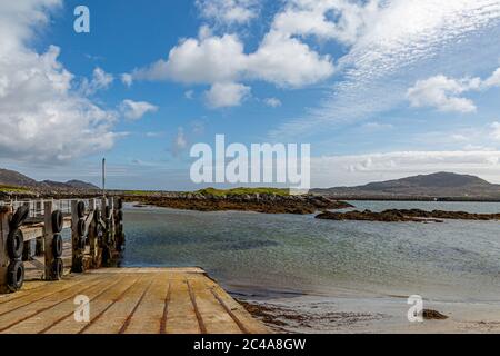 Blick auf Eriskay von einem Steg auf der Hebridischen Insel South Uist Stockfoto