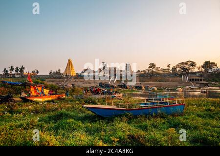 Tungabhadra Fluss und alte Tempel bei Sonnenuntergang in Hampi, Indien Stockfoto