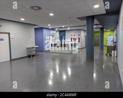 Huelva, Spanien - 16. Juni 2020: Krankenschwestern Station im Krankenhaus Costa de la Luz in Huelva Stockfoto