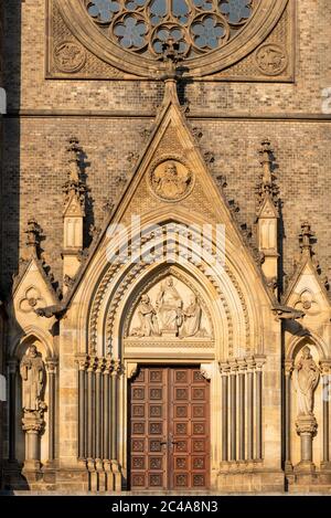 Haupttor und Portal der Kirche St. Ludmila auf dem Friedensplatz, auch bekannt als Namesti Miru, in Prag, Tschechische Republik. Stockfoto