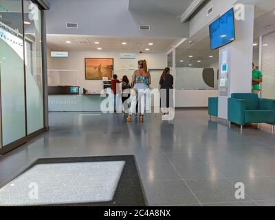 Huelva, Spanien - 16. Juni 2020: Empfang und Informationshalle im Krankenhaus Costa de la Luz in Huelva Stockfoto