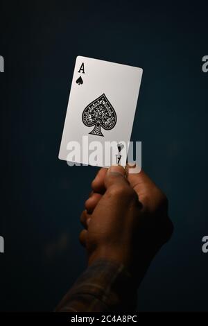 TIKAMGARH, MADHYA PRADESH, INDIEN - 15. DEZEMBER 2019: Hand hält Pik-Ass Spielkarte. Stockfoto