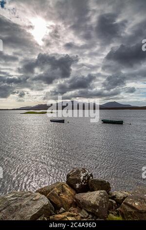 Blick über Loch Bee auf der Hebridean Island of South Uist, mit dramatischen Wolken darüber Stockfoto