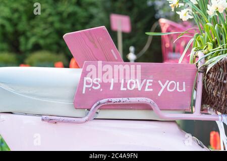 Rosa Schild auf dem Sitz eines Motorrollers sagen "P.S. Ich liebe dich' Stockfoto