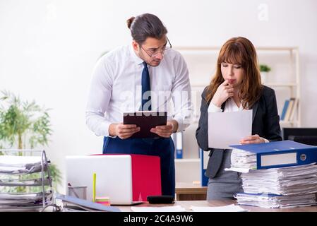 Zwei Mitarbeiter, die im Büro arbeiten Stockfoto