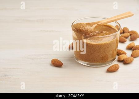 Mandelbutter, rohe Lebensmittelpaste aus gemahlenen Mandeln zu Nussbutter Stockfoto