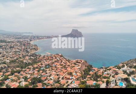 Luftaufnahmen Panoramabild Calpe oder Calp Stadtbild Dächer malerische Aussicht Helles Mittelmeer Wasser und Parque natürliche Penon de Ifach Stockfoto