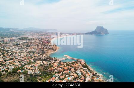 Luftaufnahmen Panoramabild Calpe oder Calp Stadtbild Dächer malerische Aussicht Helles Mittelmeer Wasser und Parque natürliche Penon de Ifach Stockfoto