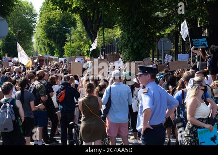 Dublin / Irland - 1. Juni 2020 : Tausende von Menschen marschierten in Solidarität mit Black Lives Matter Demonstranten in den Vereinigten Staaten durch Dublin. Stockfoto